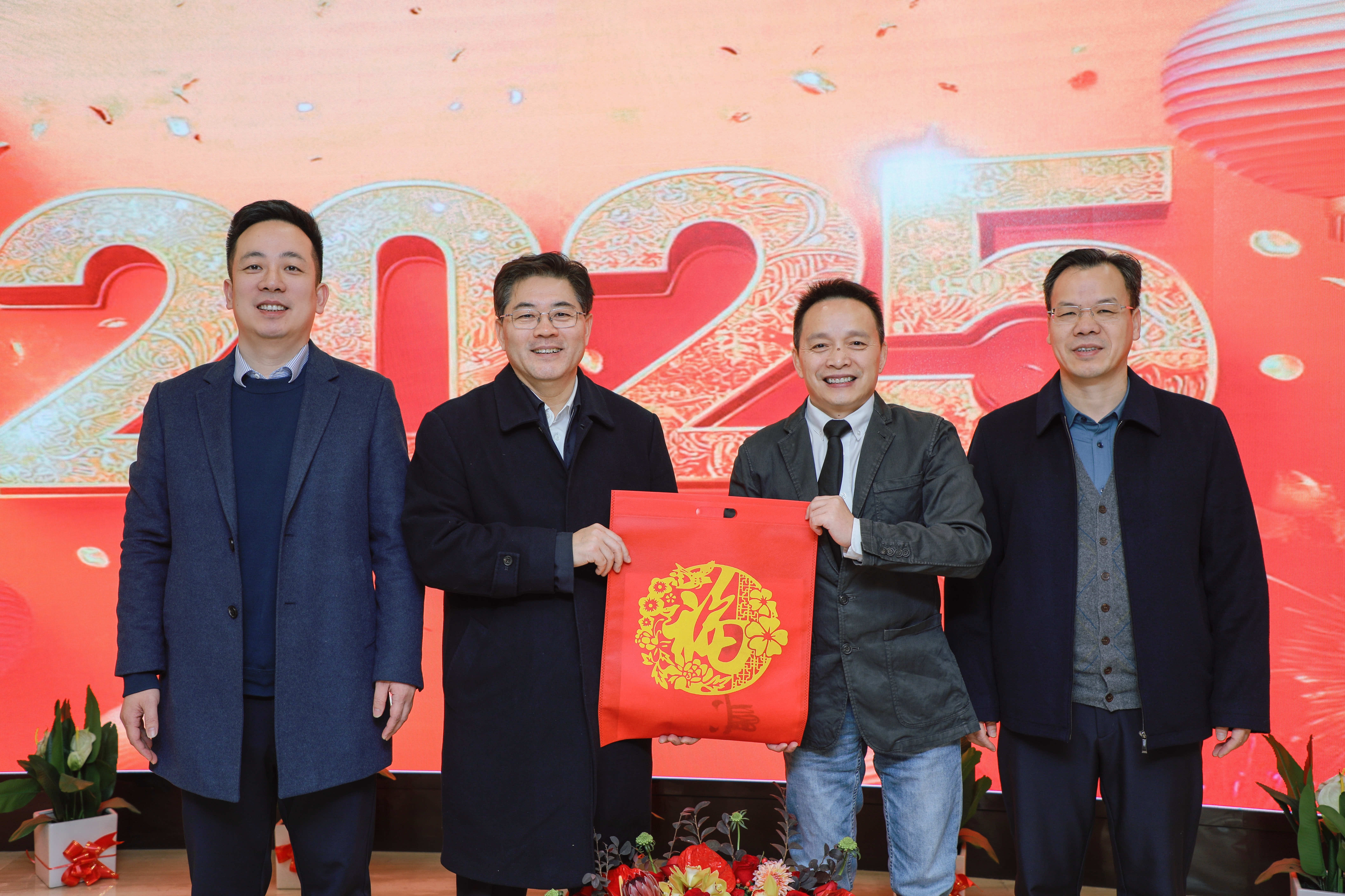 省委統(tǒng)戰(zhàn)部部長(zhǎng)隋忠誠(chéng)一行到鹽津鋪?zhàn)娱_(kāi)展春節(jié)走訪慰問(wèn)