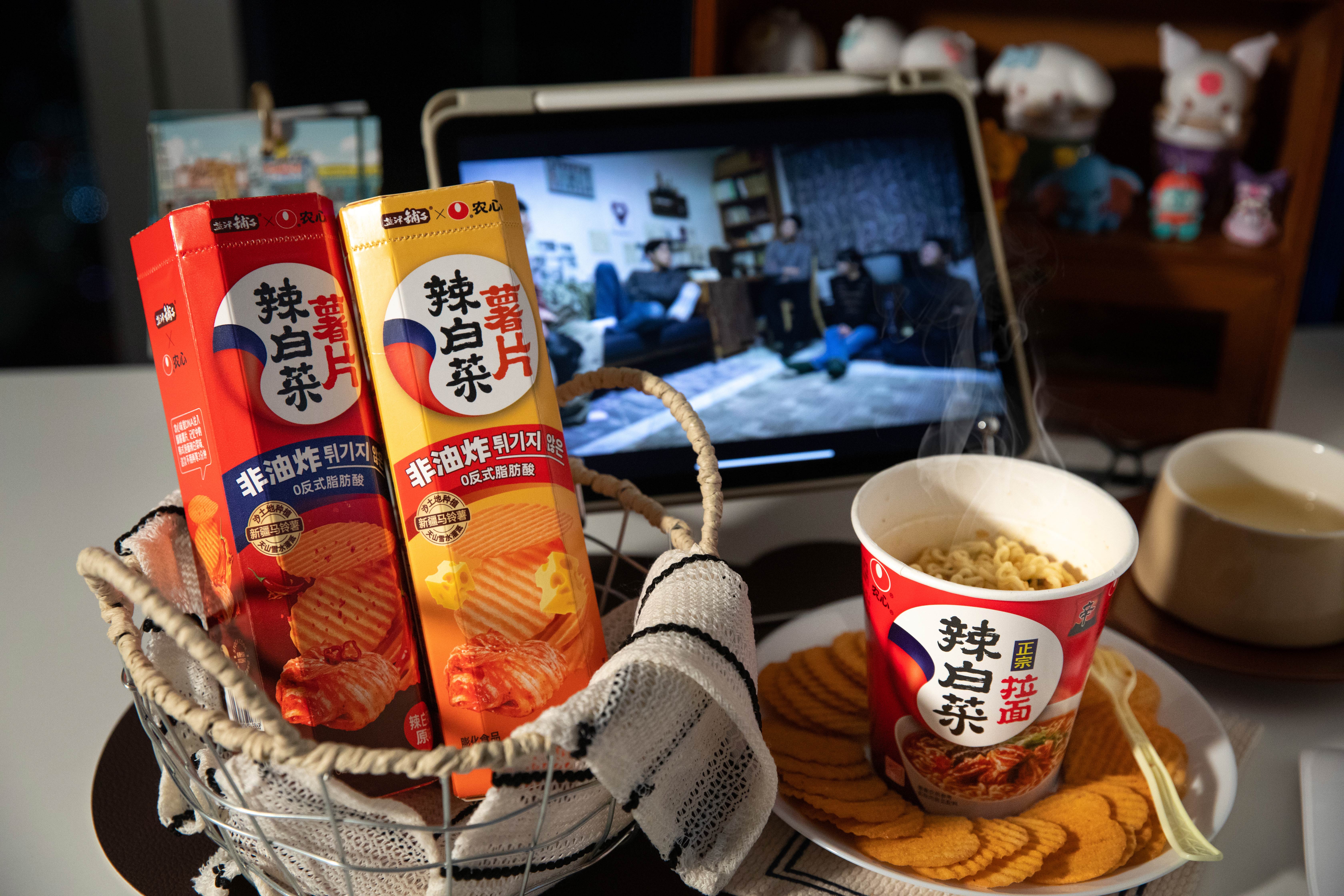 鹽津鋪子×農(nóng)心 重磅聯(lián)名——辣白菜薯片新鮮上市